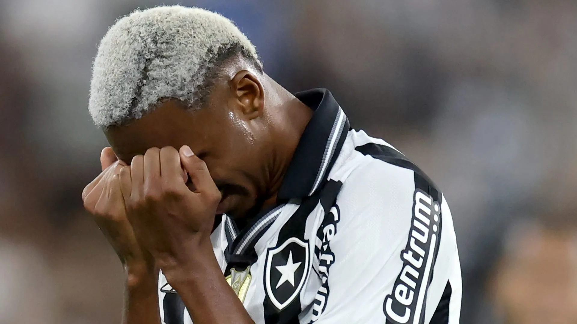 Jeffinho reage após perder uma chance de gol durante a partida entre Botafogo e Bragantino, válida pelo Brasileirão 2025, no Estádio Olímpico Nilton Santos, em 30 de agosto de 2025, no Rio de Janeiro, Brasil. (Foto por Lucas Figueiredo/Getty Images)