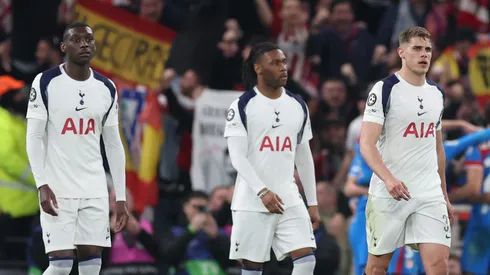 Jogadores do Tottenham durante partida. (Photo by Julian Finney/Getty Images)