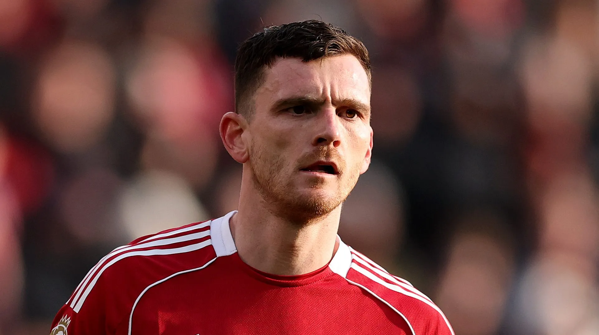 Andrew Robertson, do Liverpool, observa durante a partida da Premier League entre Liverpool e Tottenham Hotspur em Anfield, em 15 de março de 2026, em Liverpool, Inglaterra. (Foto de Michael Regan/Getty Images)