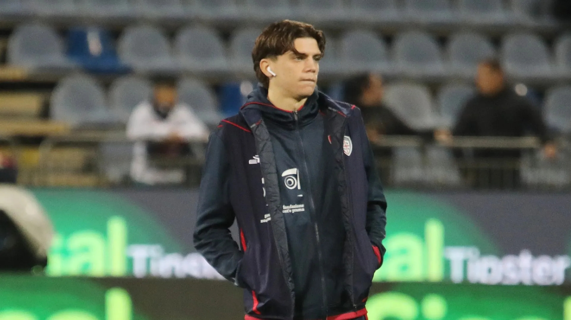 Marco Palestra, do Cagliari, observa antes da partida da Serie A entre Cagliari Calcio e AC Milan no Stadio Sant'Elia, em 2 de janeiro de 2026, em Cagliari, Itália. (Foto de Enrico LocciGetty Images)