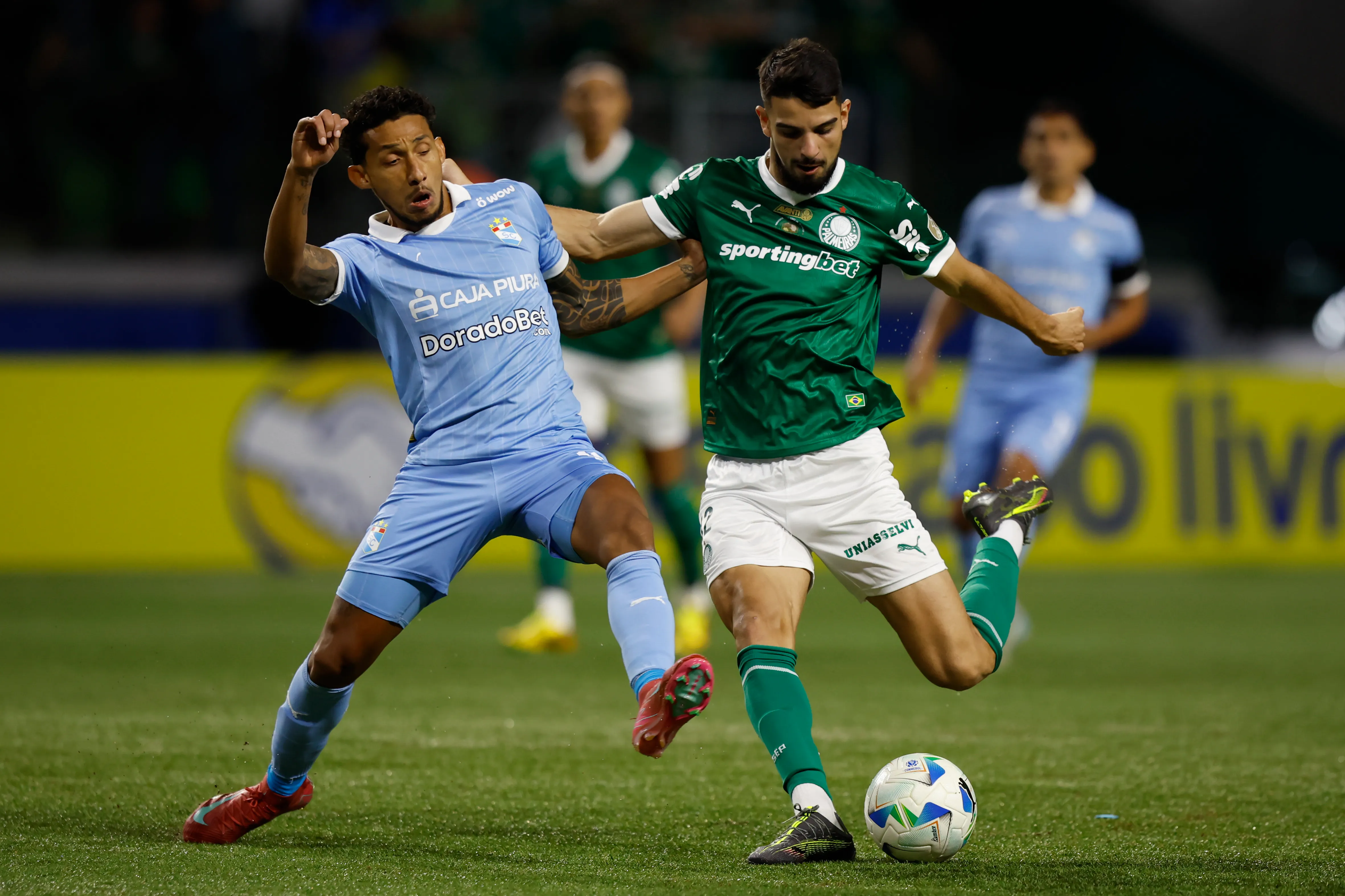 José Manuel López (D) do Palmeiras disputa a bola com Christofer Gonzales do Sporting Cristal durante a partida do Grupo G da Copa CONMEBOL Libertadores 2025 entre Palmeiras e Sporting Cristal na Allianz Parque, em 28 de maio de 2025, em São Paulo, Brasil. (Foto por Miguel Schincariol/Getty Images)