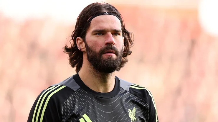 Alisson em campo com as cores do Liverpool. Foto: Michael Regan/Getty Images
