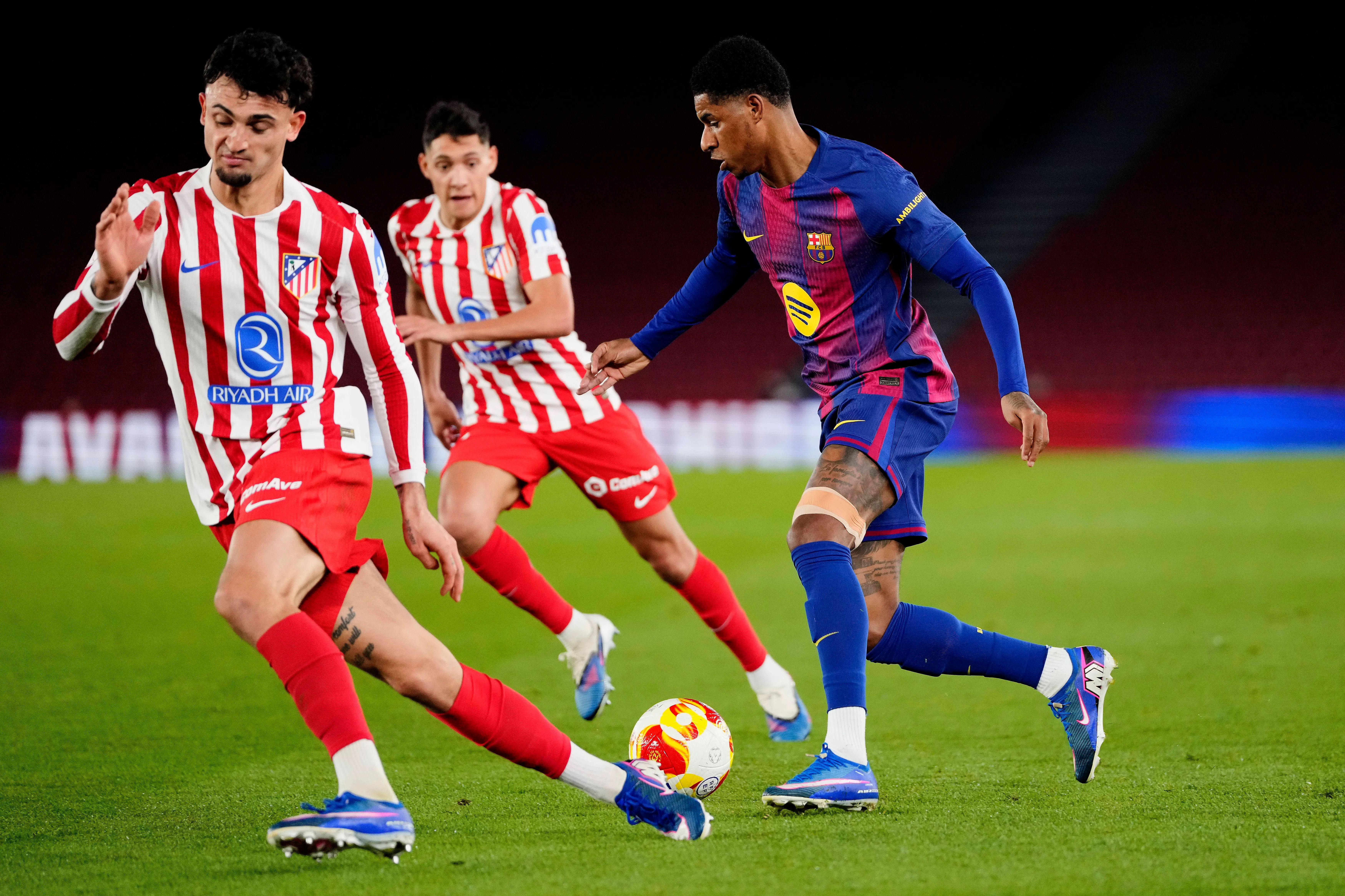 Atlético e Barcelona se enfrentam neste sábado (04). Foto: IMAGO /&nbsp;NurPhoto