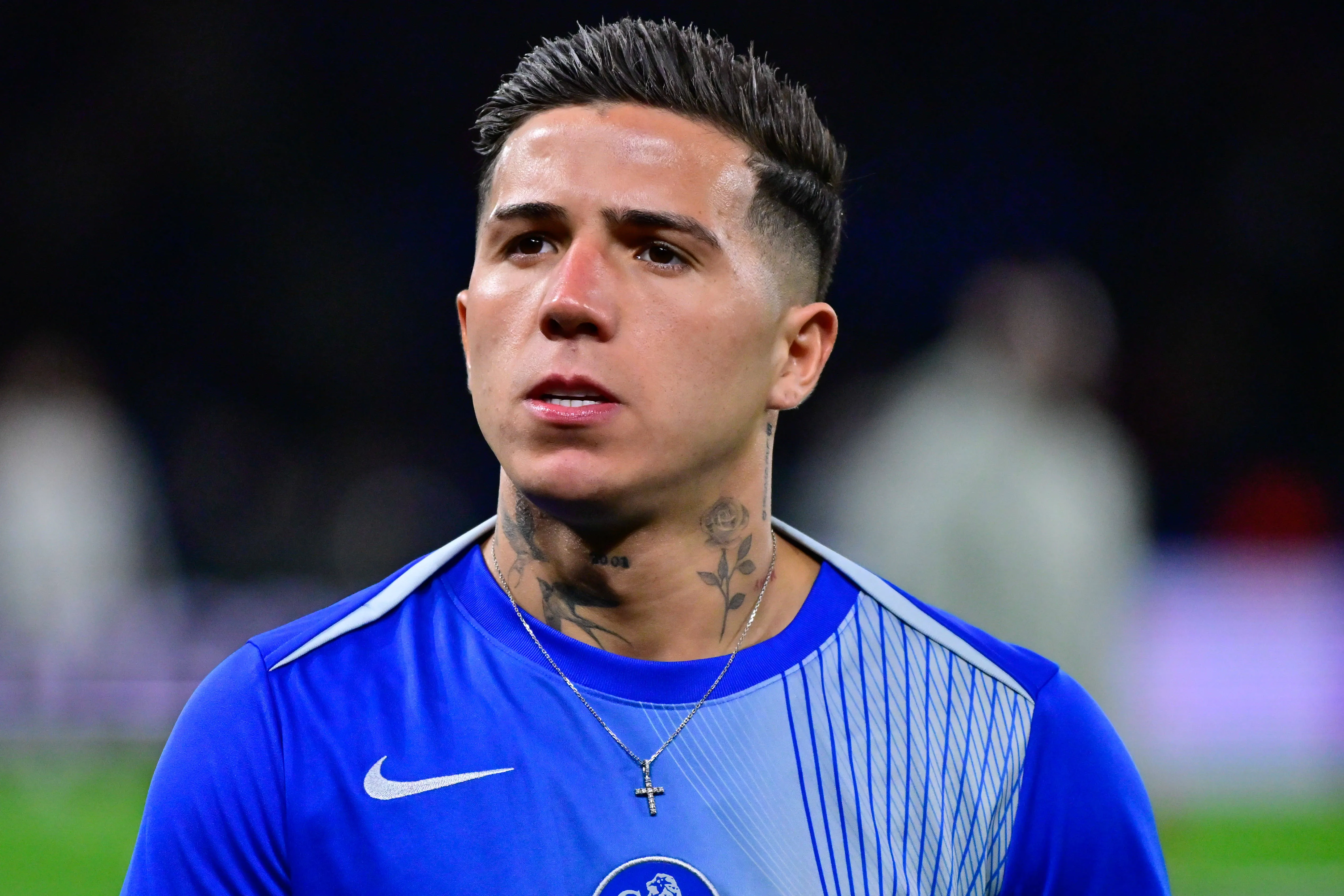 Segundo o jornalista Fabrizio Romano, não houve acordo entre os representantes de Enzo Fernández e o Chelsea sobre um novo contrato. Foi nesse momento que o problema começou, com todas as declarações públicas. Foto: IMAGO /&nbsp;PsnewZ