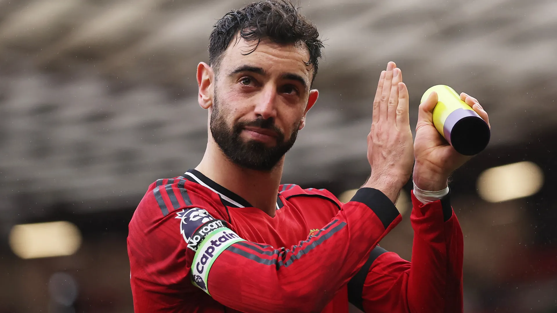 Bruno Fernandes aparece aplaudindo os torcedores após uma partida pelo Manchester United