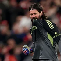 Alisson revela data de retorno ao Liverpool após lesão