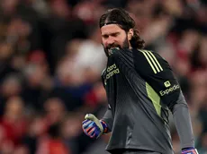 Alisson revela data de retorno ao Liverpool após lesão