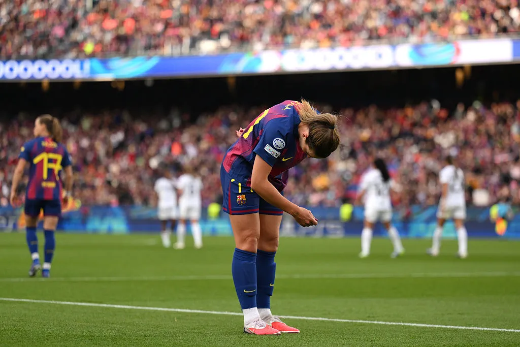 Alexia Putellas se curva diante da torcida do Barcelona - Foto: David Ramos/Getty Images