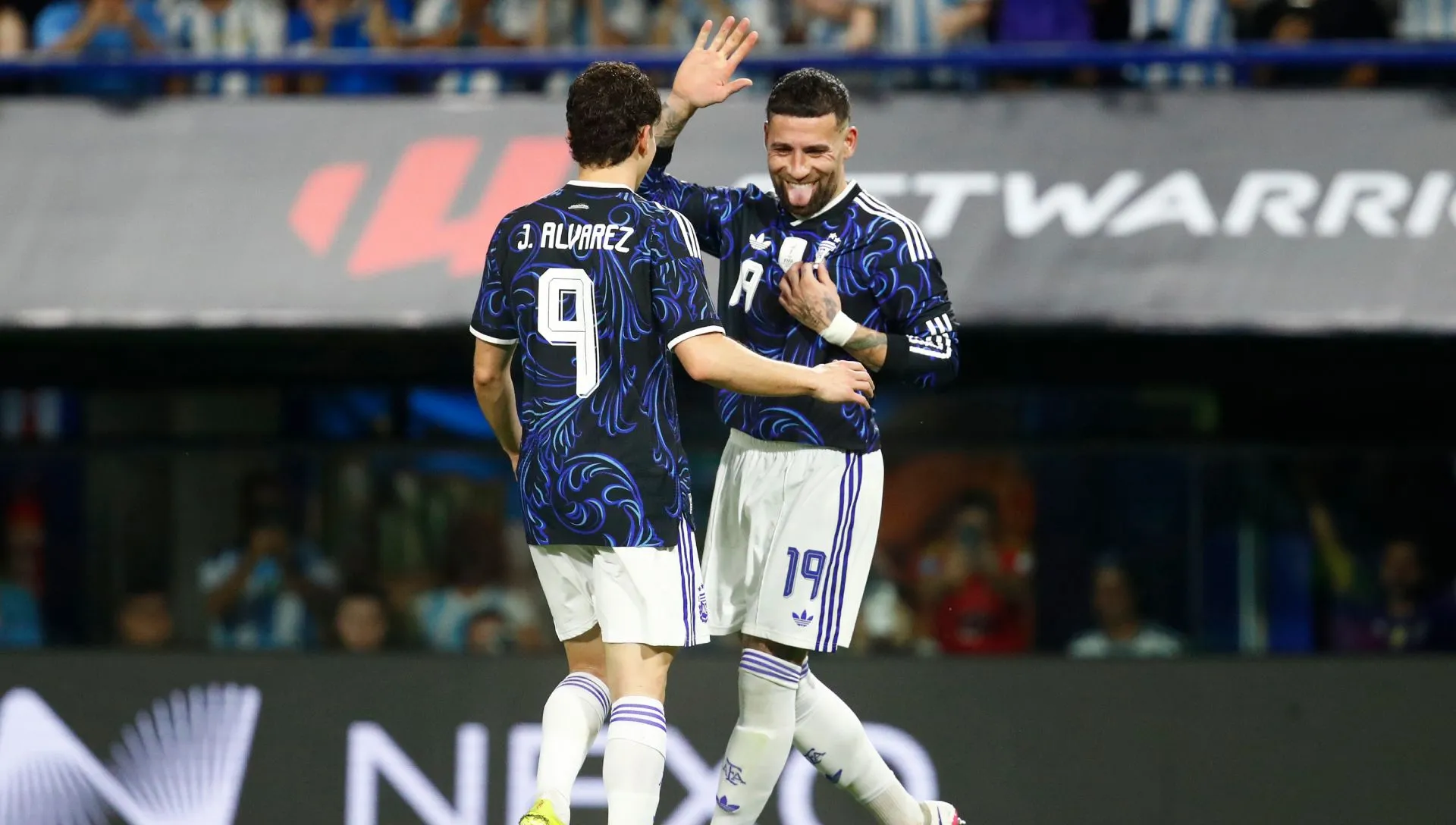 Otamendi e Julian Álvarez defendem a Argentina em amistoso. Foto: Marcos Brindicci/Getty Images