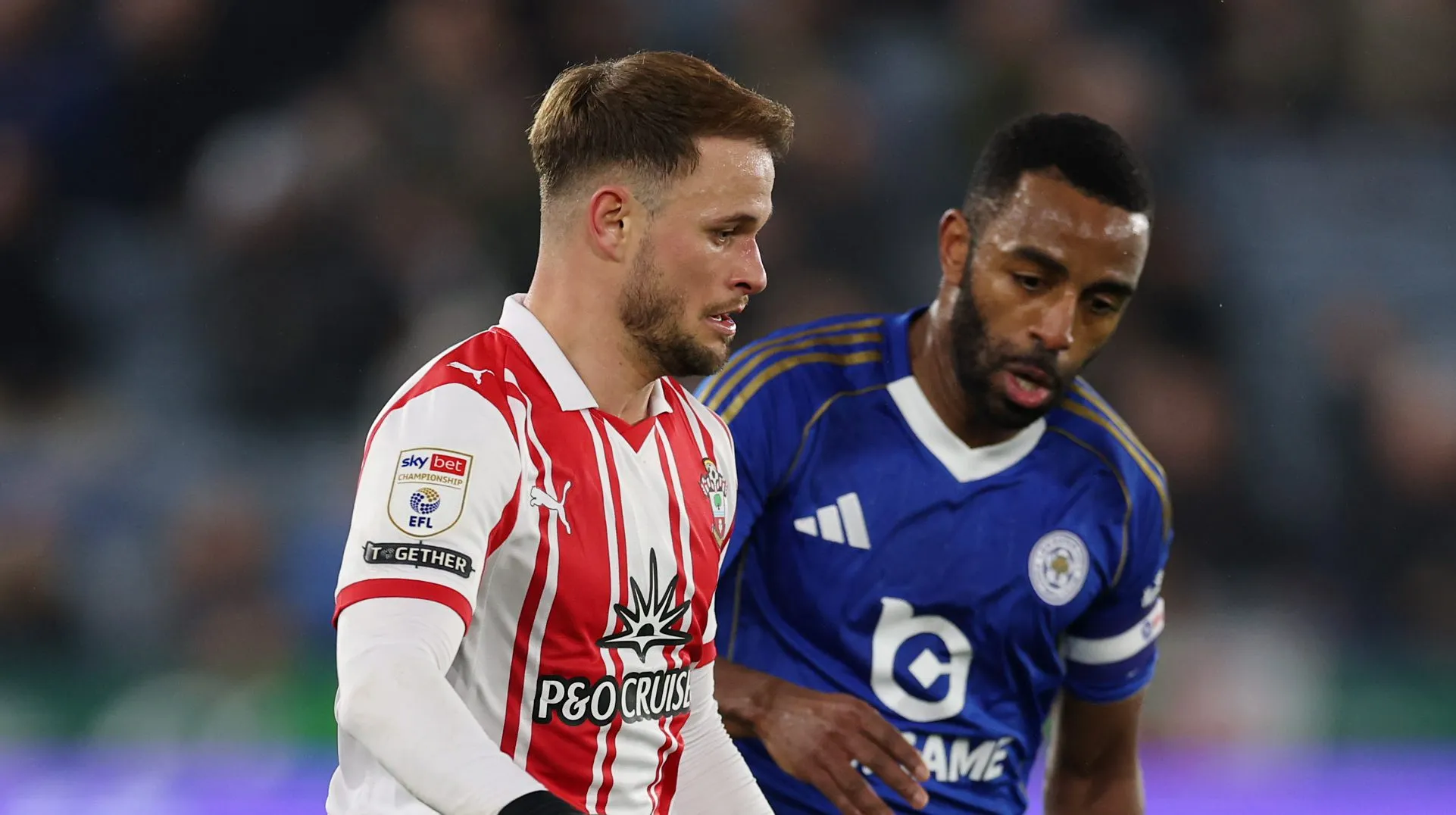 Leo Scienza, do Southampton, é pressionado por Ricardo Pereira, do Leicester City, durante a partida da Sky Bet Championship entre Leicester City e Southampton no King Power Stadium, em 10 de fevereiro de 2026, em Leicester, Inglaterra. (Foto por Michael ReganGetty Images)