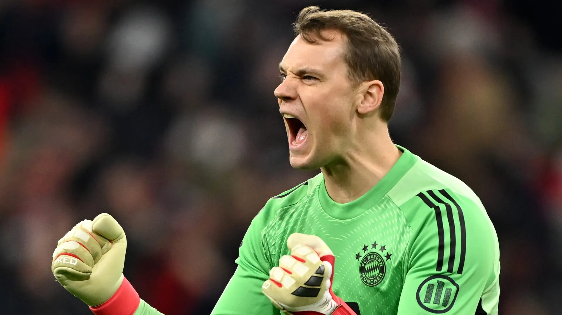 Manuel Neuer, do Bayern de Munique, comemora o segundo gol de sua equipe, marcado pelo companheiro Konrad Laimer, durante a partida da Bundesliga entre Bayern de Munique e Borussia Mönchengladbach no Allianz Arena, em 06 de março de 2026, em Munique, Alemanha. (Foto por Sebastian WidmannGetty Images)