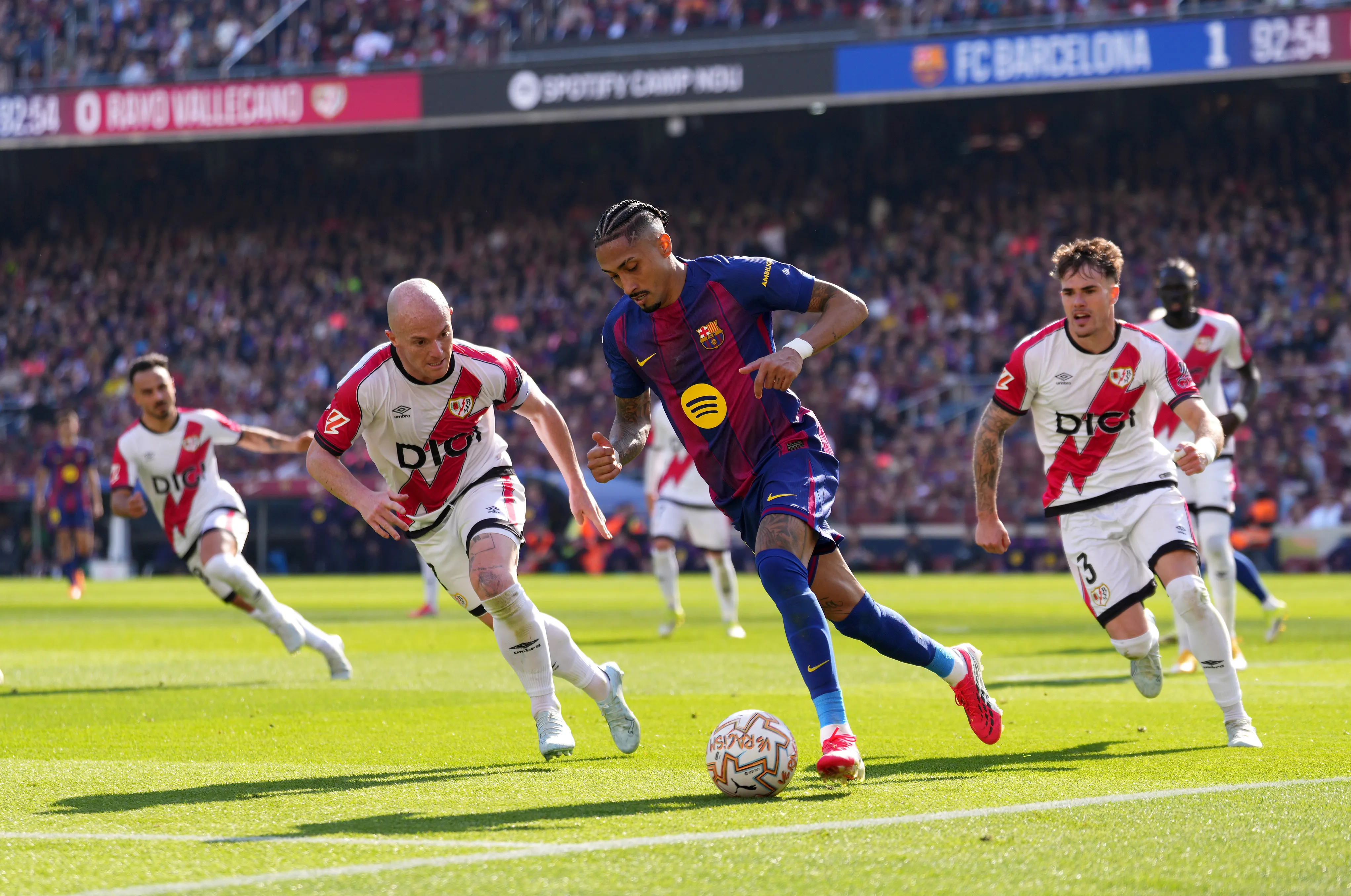 Lesionado, Raphinha desfalca o Barcelona. Foto: Alex Caparros/Getty Images