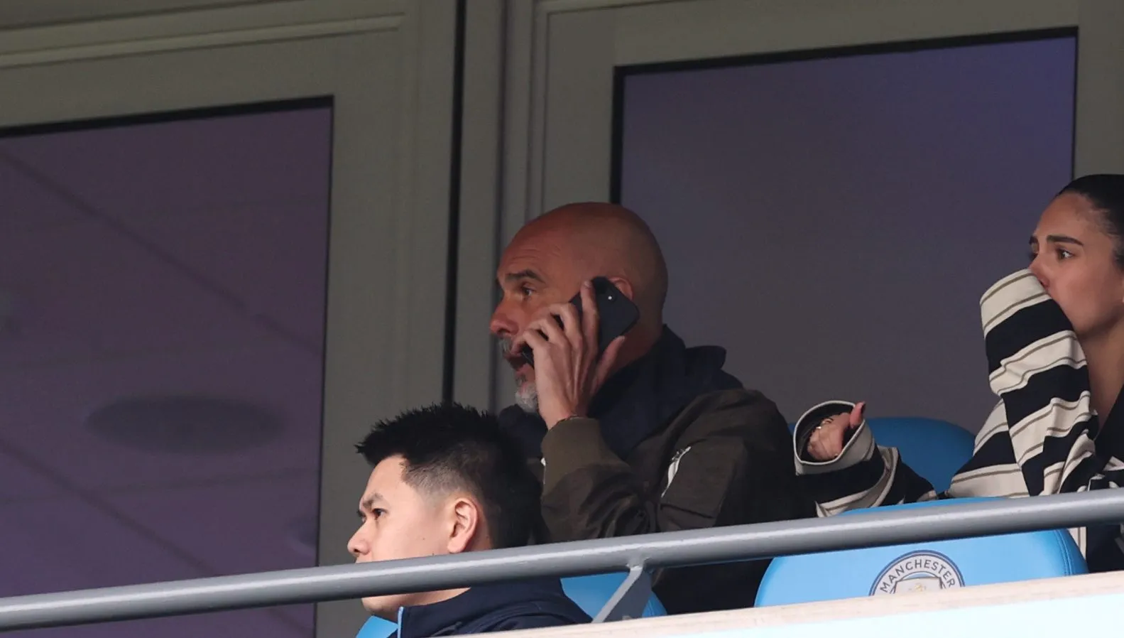 Pep Guardiola, treinador do Manchester City, atende uma chamada telefônica durante a partida das quartas de final da Emirates FA Cup entre Manchester City e Liverpool no Etihad Stadium, em 04 de abril de 2026, em Manchester, Inglaterra. (Foto por Carl RecineGetty Images)