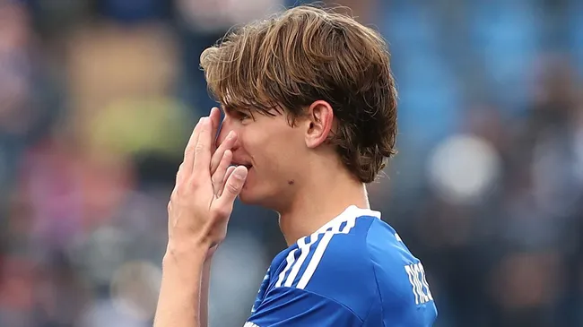 Nico Paz, do Como 1907, celebra após marcar o quarto gol de sua equipe durante a partida da Serie A entre Como 1907 e Pisa SC no Estádio Giuseppe Sinigaglia, em 22 de março de 2026, em Como, Itália. (Foto por Marco Luzzani/Getty Images)