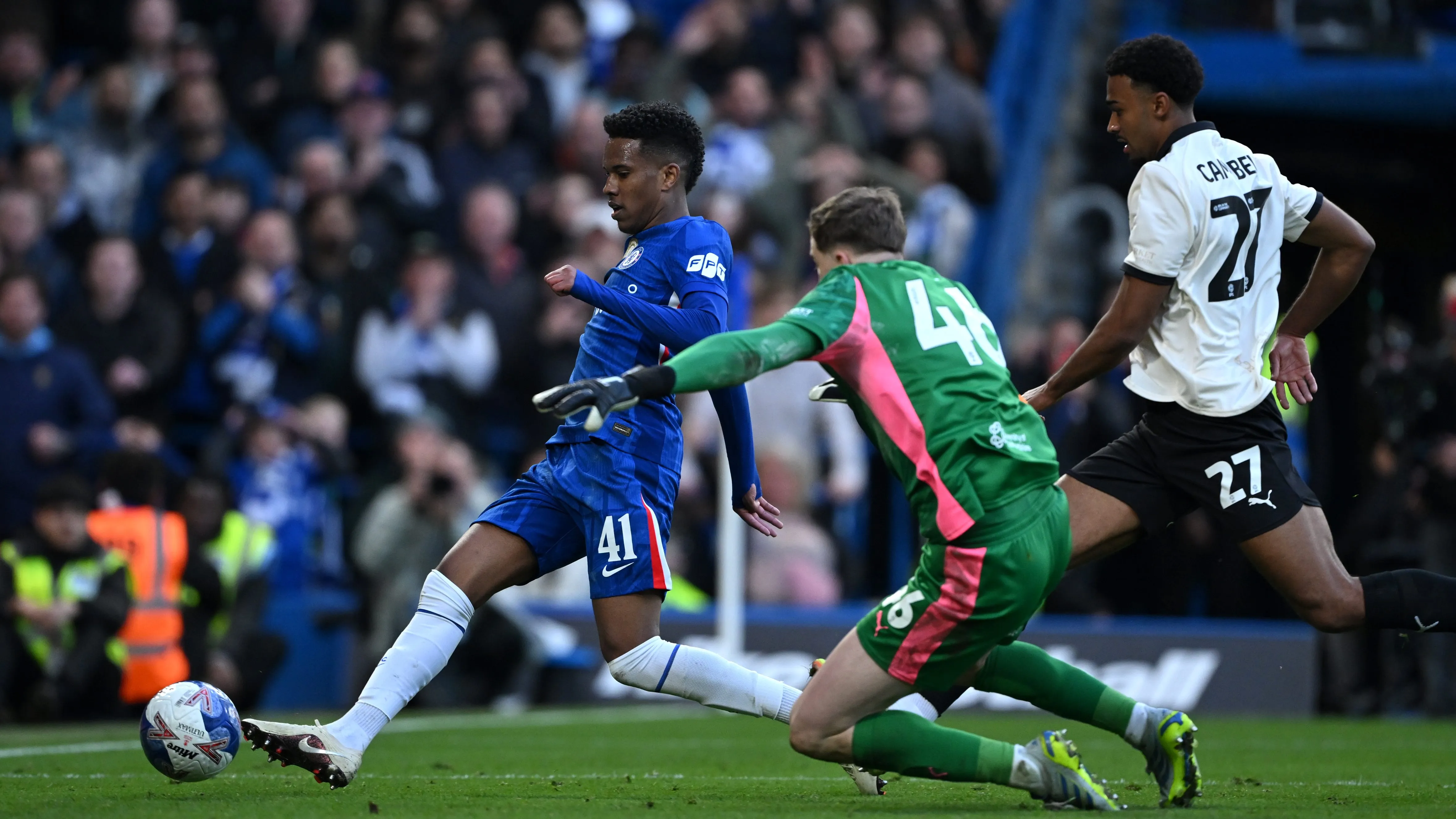 Estêvão marcando gol contra o Port Vale. Foto: Shaun Botterill/Getty Images