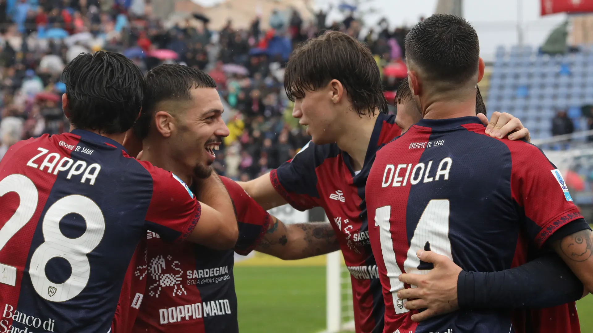 Marco Palestra comemora ao lado do elenco do Cagliari