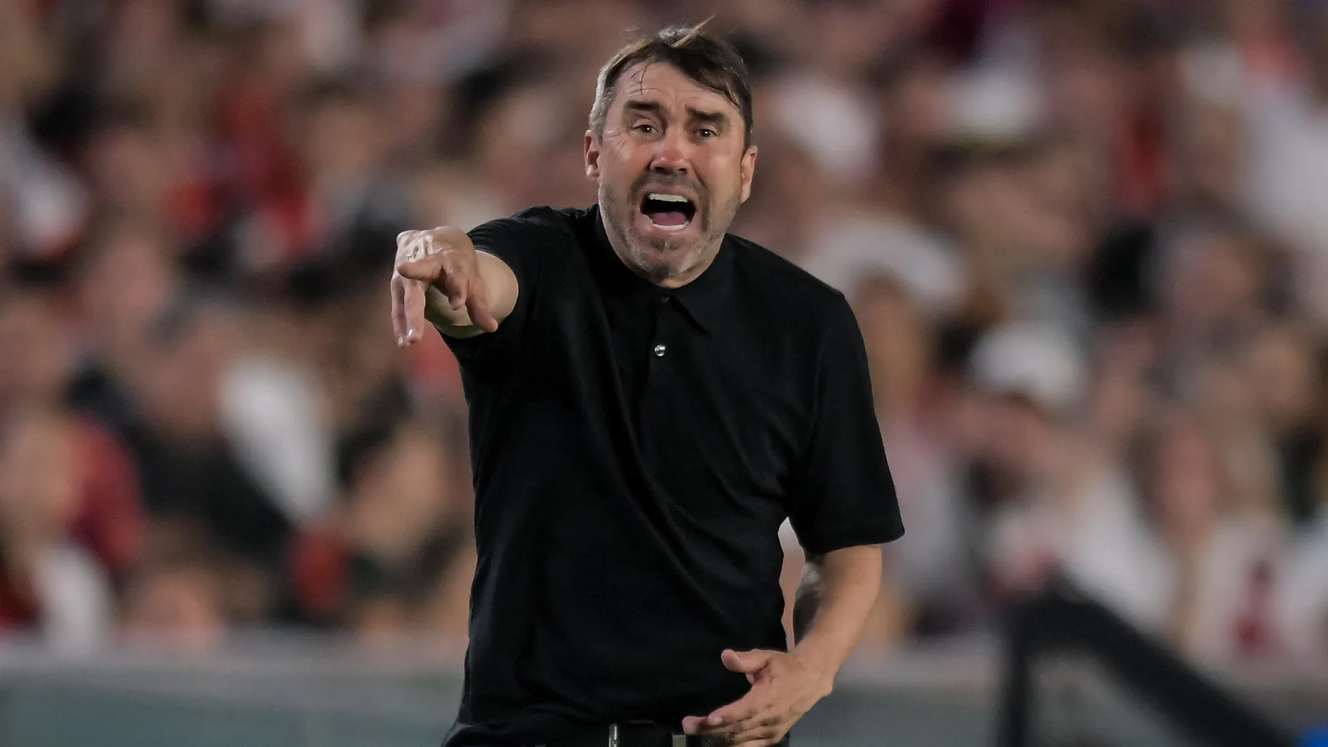 Eduardo Coudet grita durante partida do River Plate