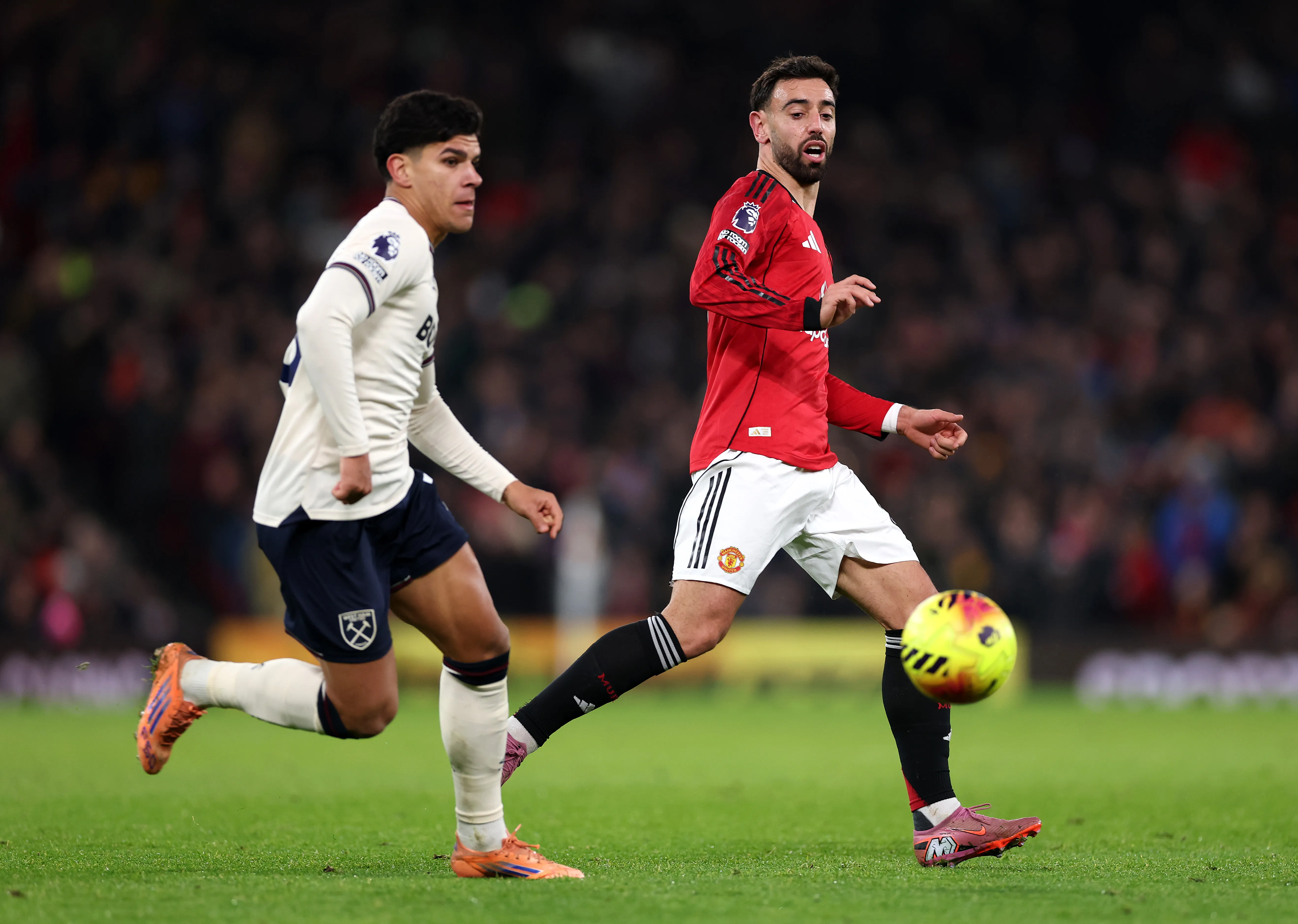 B. Fernandes ao lado de Mateus Fernandes. Foto: Justin Setterfield/Getty Images