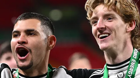 Bruno Guimarães e Anthony Gordon. (Photo by Stu Forster/Getty Images)