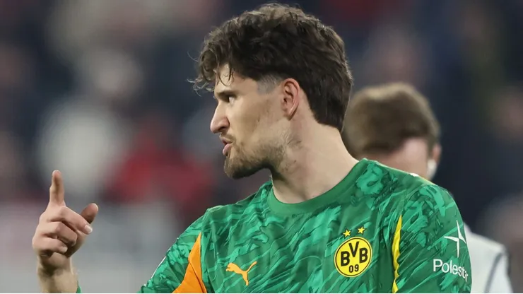 Kobel durante jogo do Borussia Dortmund. (Photo by Christof Koepsel/Getty Images)