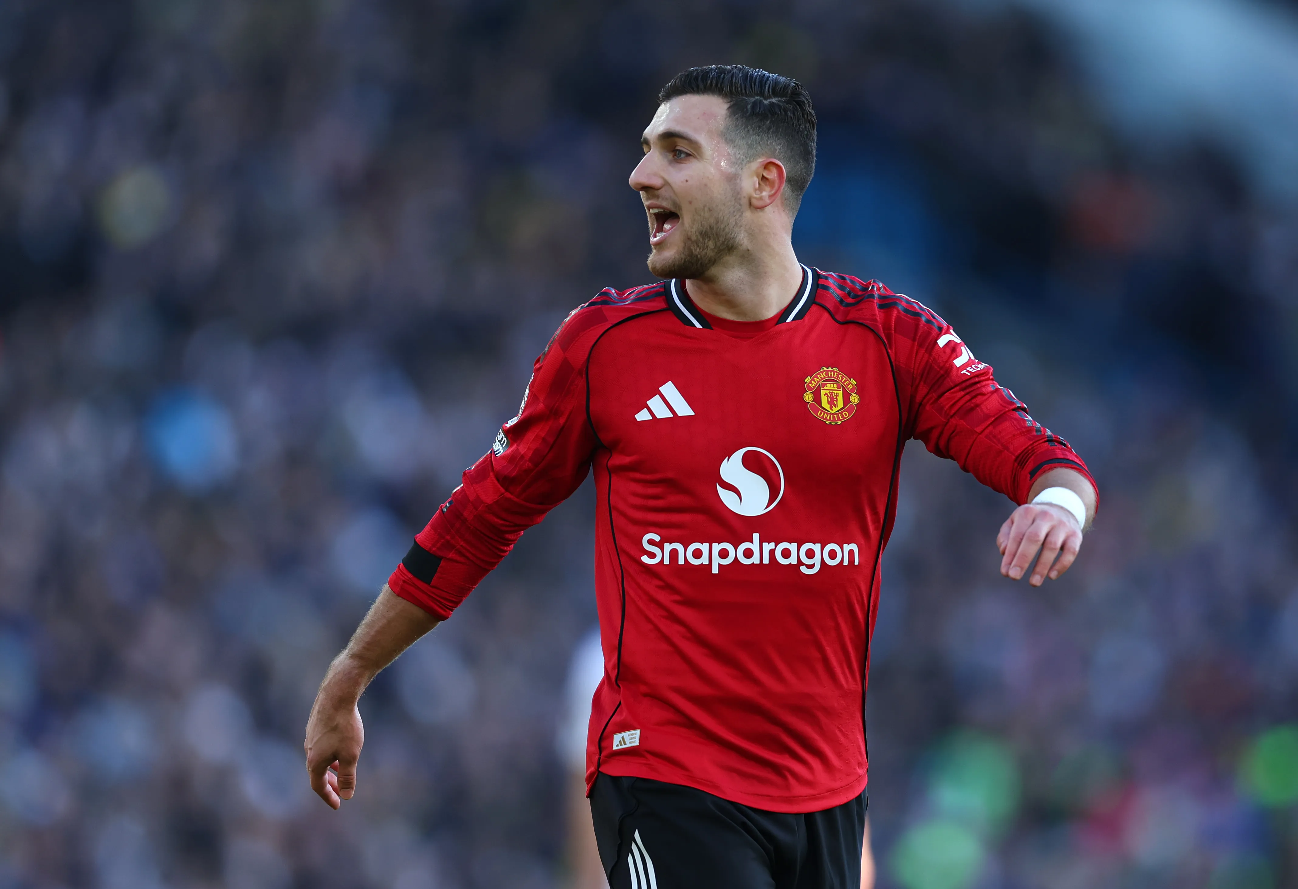 Diogo Dalot, do Manchester United, durante a partida da Premier League entre Leeds United e Manchester United no Elland Road, em 4 de janeiro de 2026, em Leeds, Inglaterra. (Foto por Molly DarlingtonGetty Images)