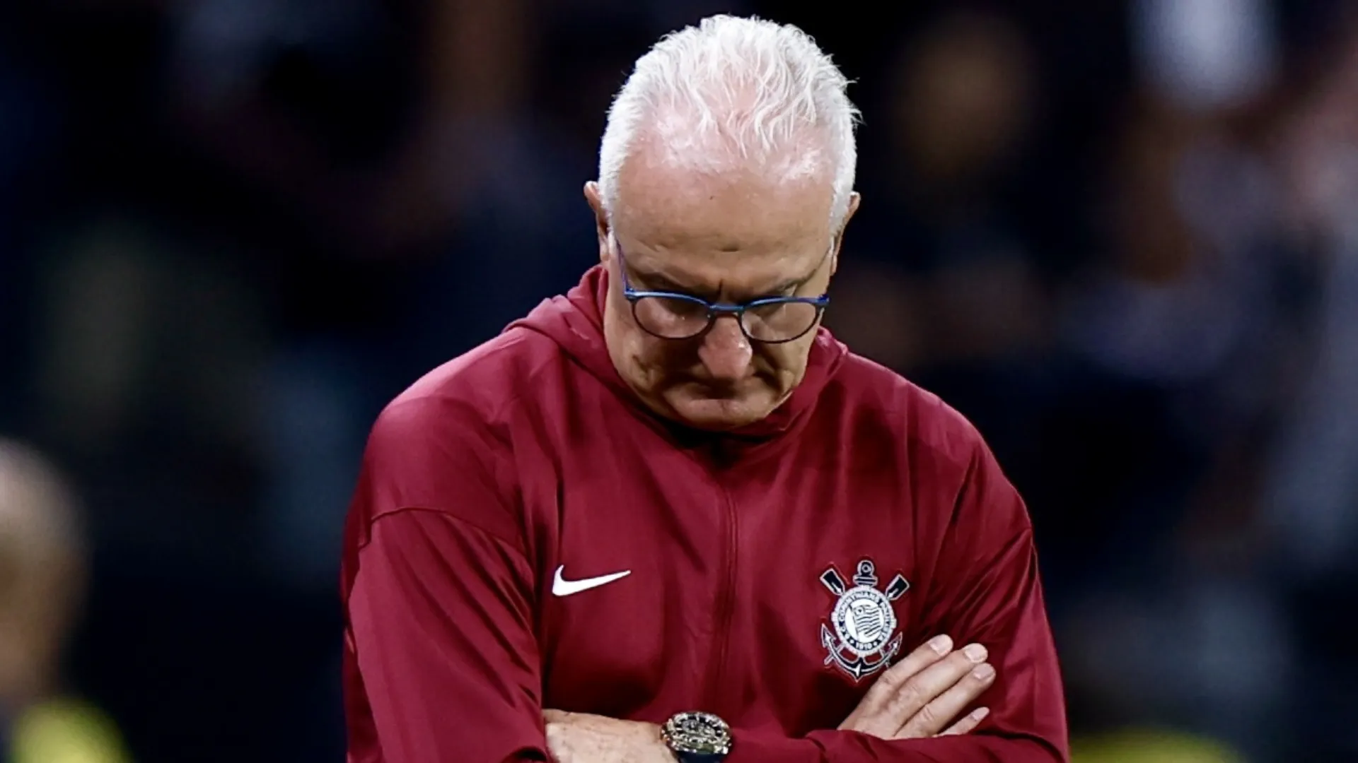 Dorival Júnior de cabeça baixa durante jogo do Corinthians