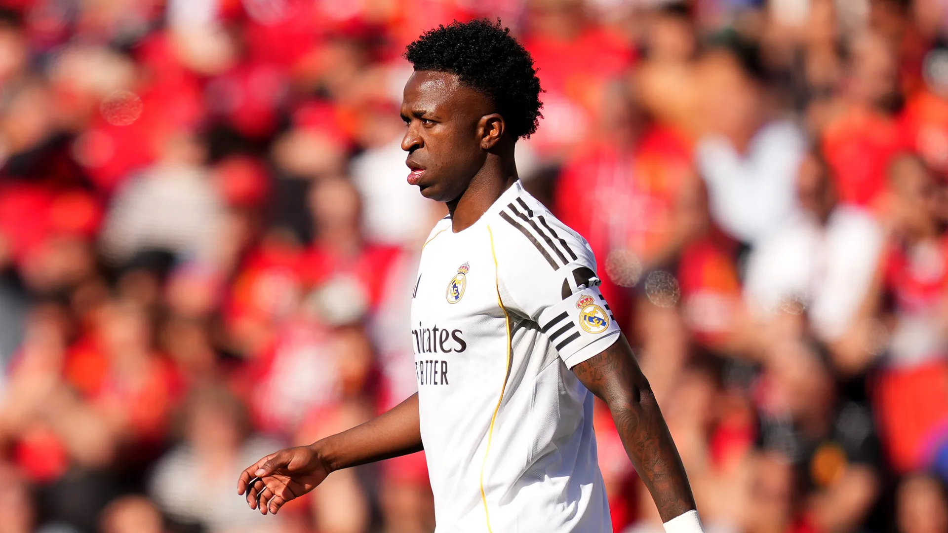 Vinicius Junior andando durante jogo do Real Madrid