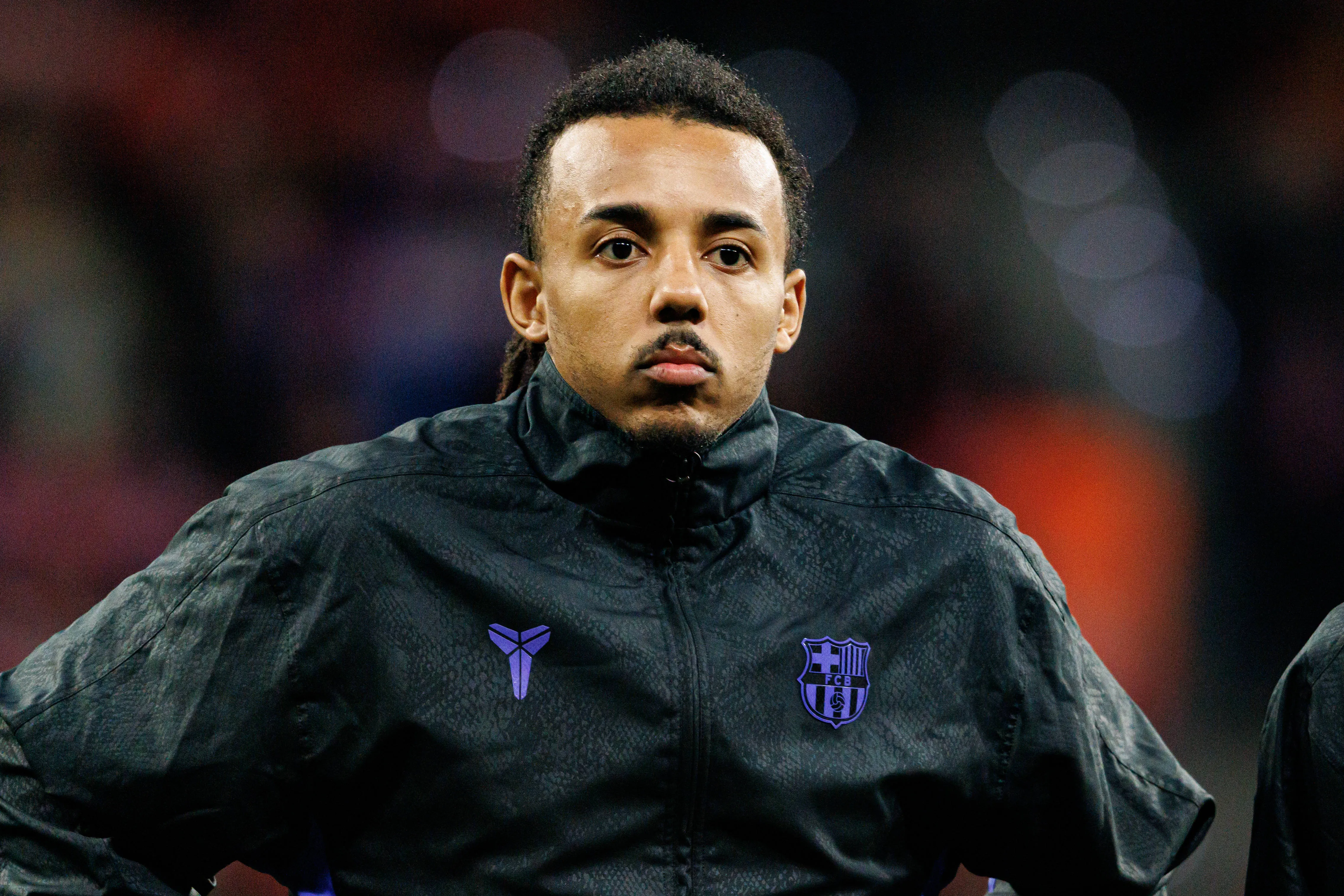 Barcelona aceita negociar Jules Koundé, porém o jogador não quer sair no momento. Mesmo assim, o Chelsea prepara uma grande investida pelo zagueiro, segundo o CaughtOffside. Foto: IMAGO /&nbsp;Ball Raw Images