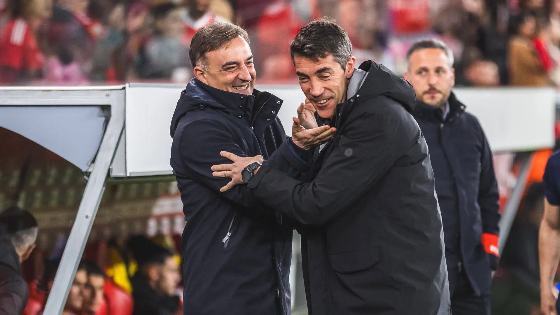 Carlos Carvalhal rindo ao lado de Bruno Lage