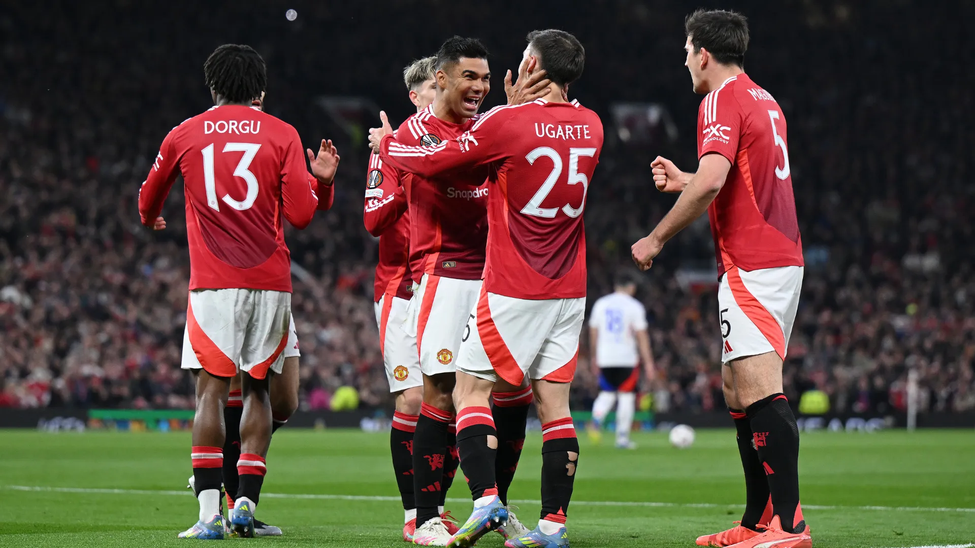 Casemiro comemora gol do Manchester United junto com o elenco