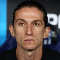 Filipe Luís negocia com time da Championship