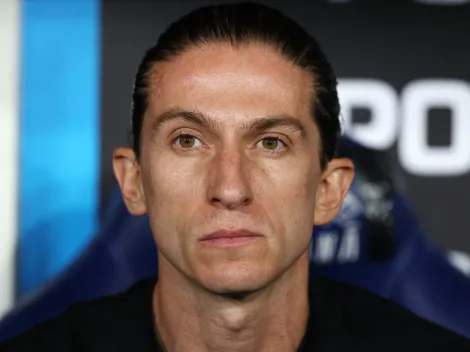 Filipe Luís negocia com time da Championship