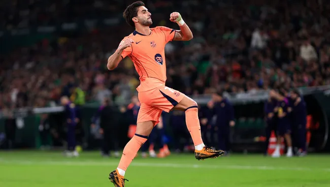 Ferran Torres comemora gol, completando hat-trick, durante partida da LaLiga. Foto: Fran Santiago/Getty Images