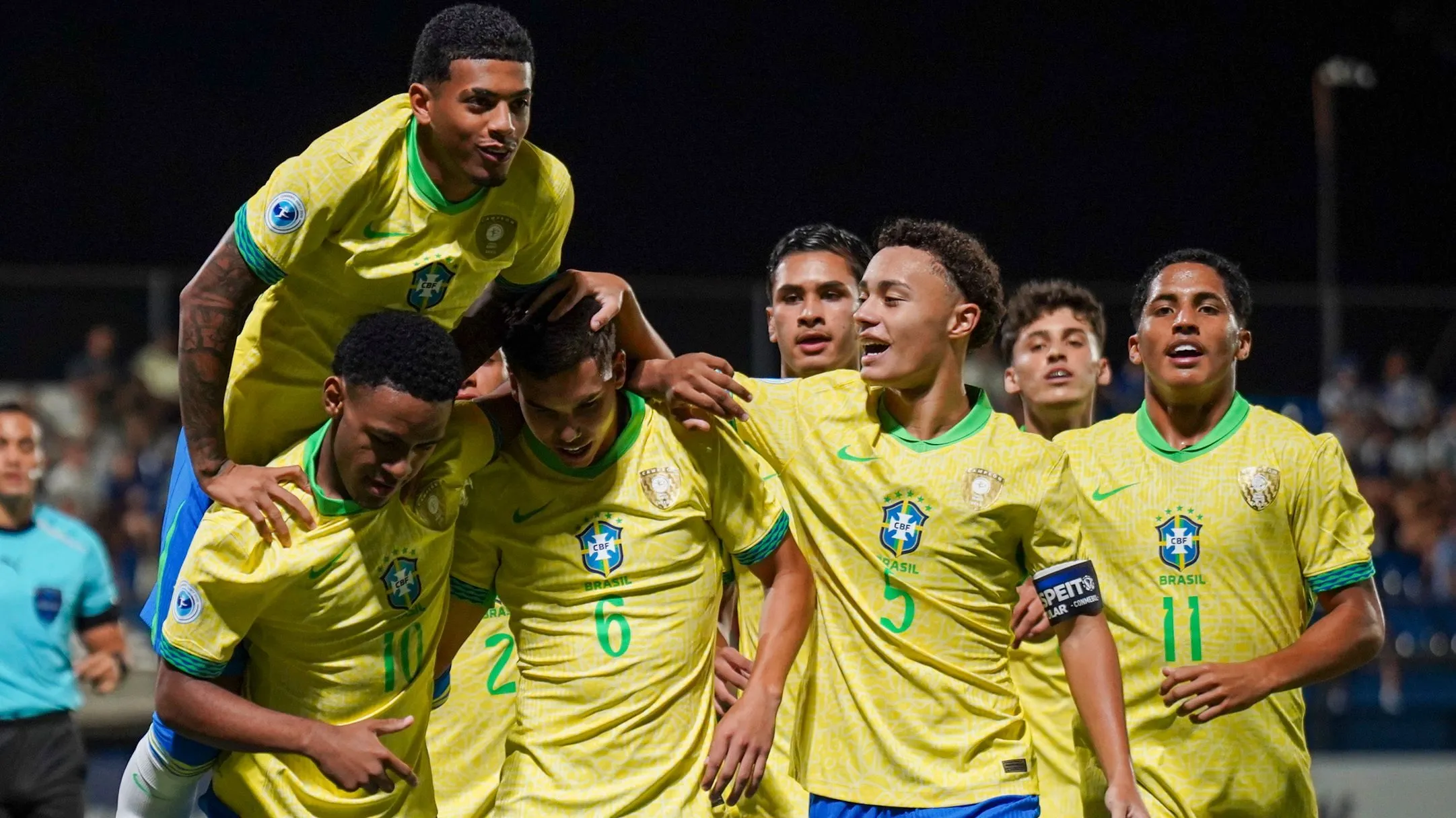 Jogadores do Brasil Sub-17 comemorando gol. Foto: Nelson Terme / CBF