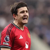 Maguire recupera espaço no Manchester United e assina novo contrato