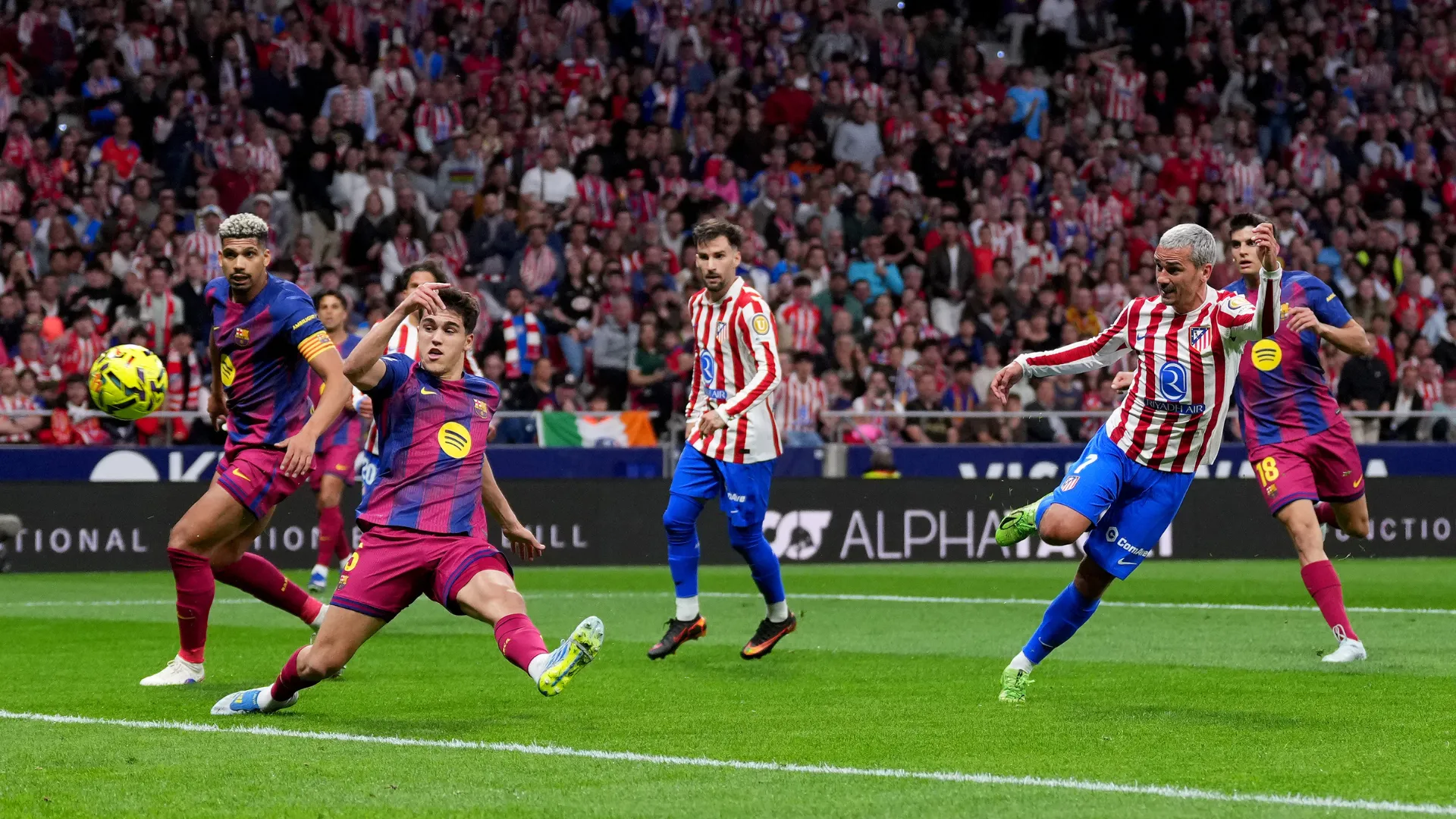Ataque do Atlético de Madrid durante partida contra o Barcelona