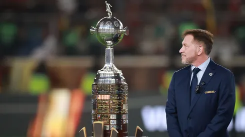 Troféu da Libertadores e Alejandro Domínguez, presidente da Conmebol