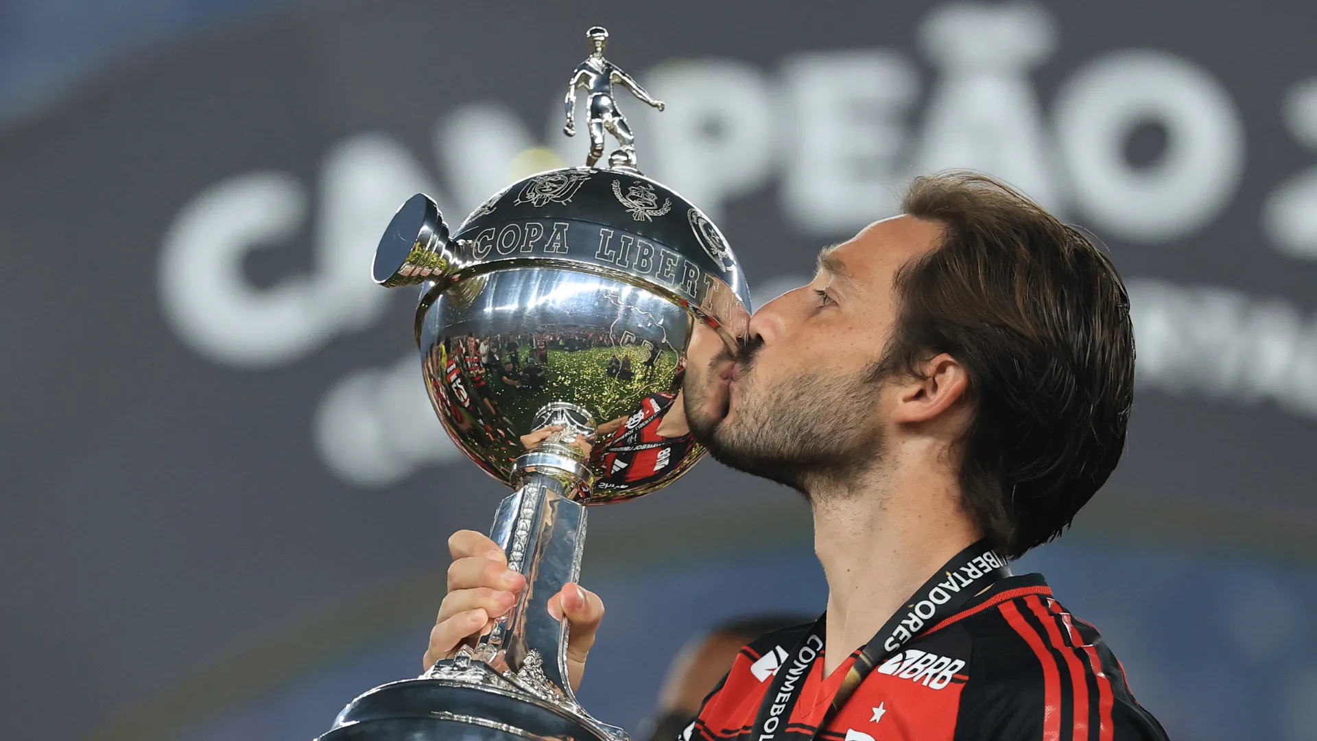 Matías Viña beija a taça da Libertadores pelo Flamengo