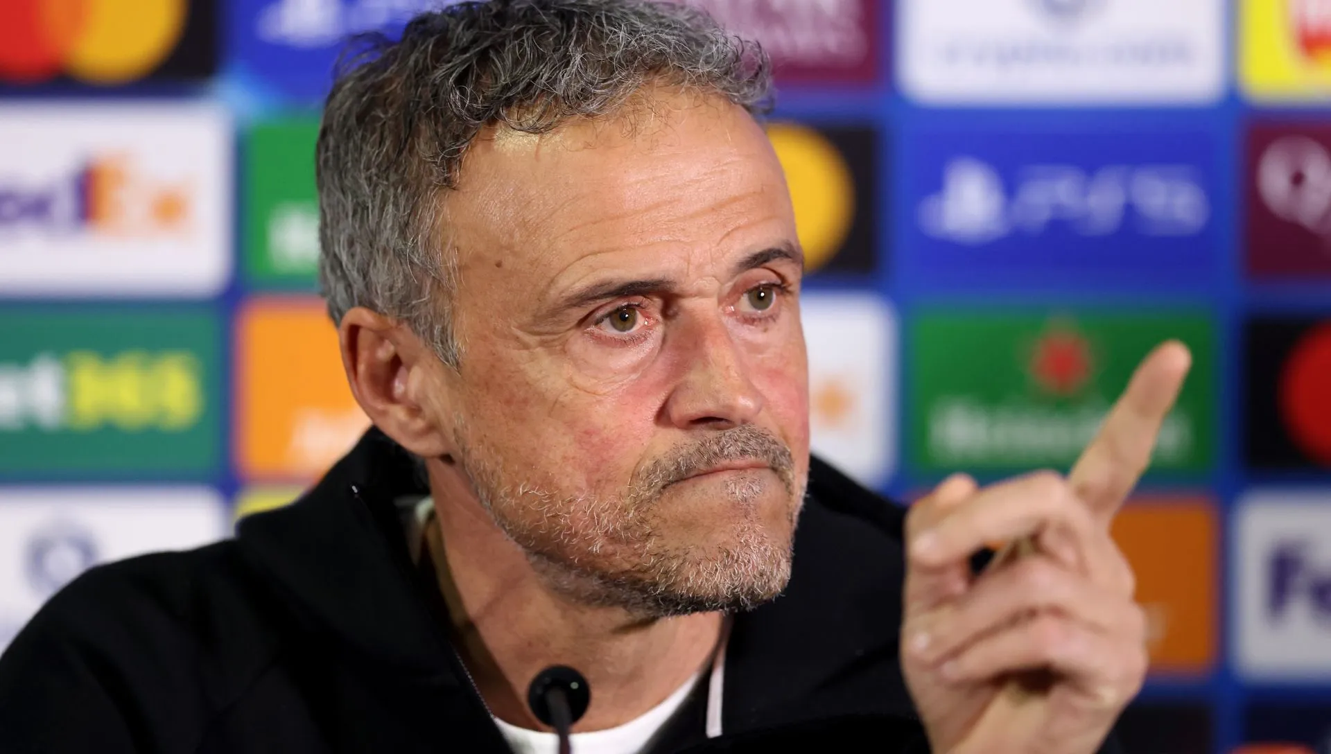 Luis Enrique, técnico do PSG, fala à mídia durante uma coletiva antes da partida da Champions League da UEFA 2025/26.