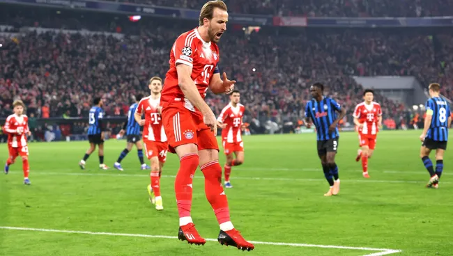 Harry Kane, do Bayern de Munique, comemora gol de pênalti durante partida da Champions League. Foto: Alexander Hassenstein/Getty Images
