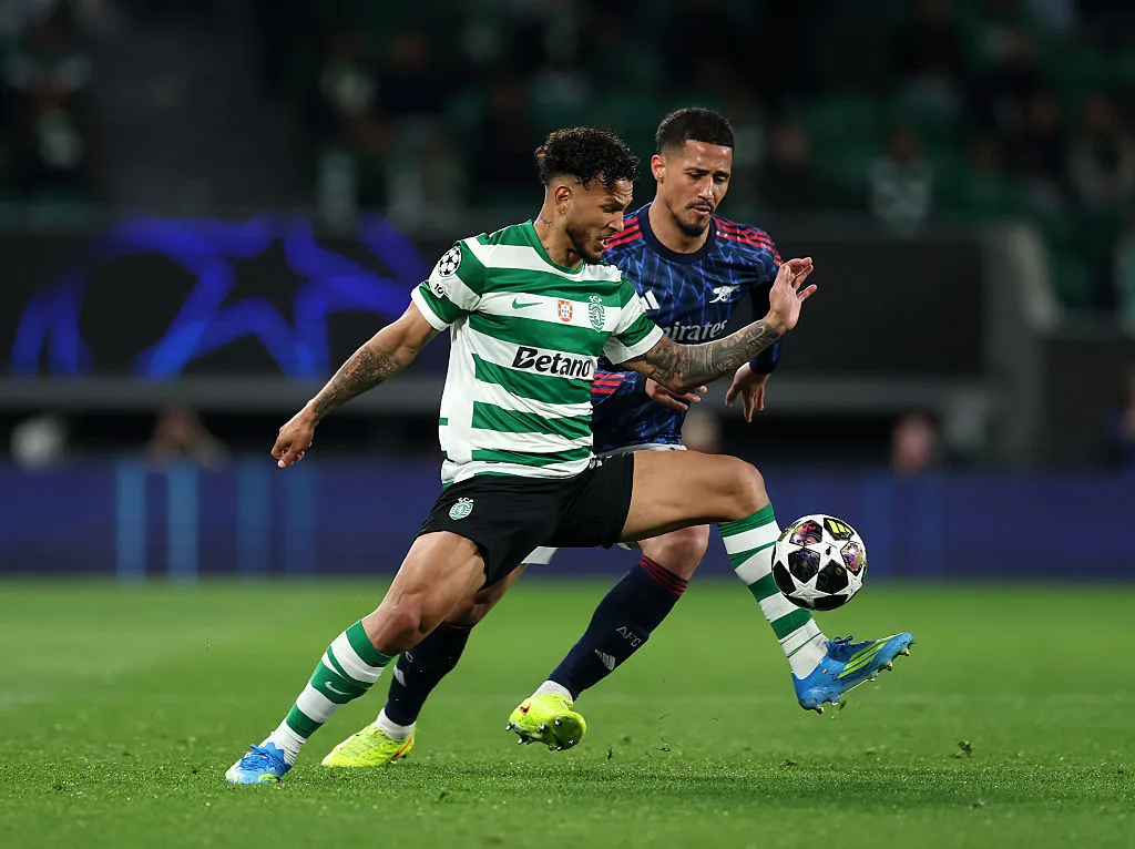 Luis Suarez em disputa de bola ncom William Saliba. (Photo by Clive Brunskill/Getty Images)