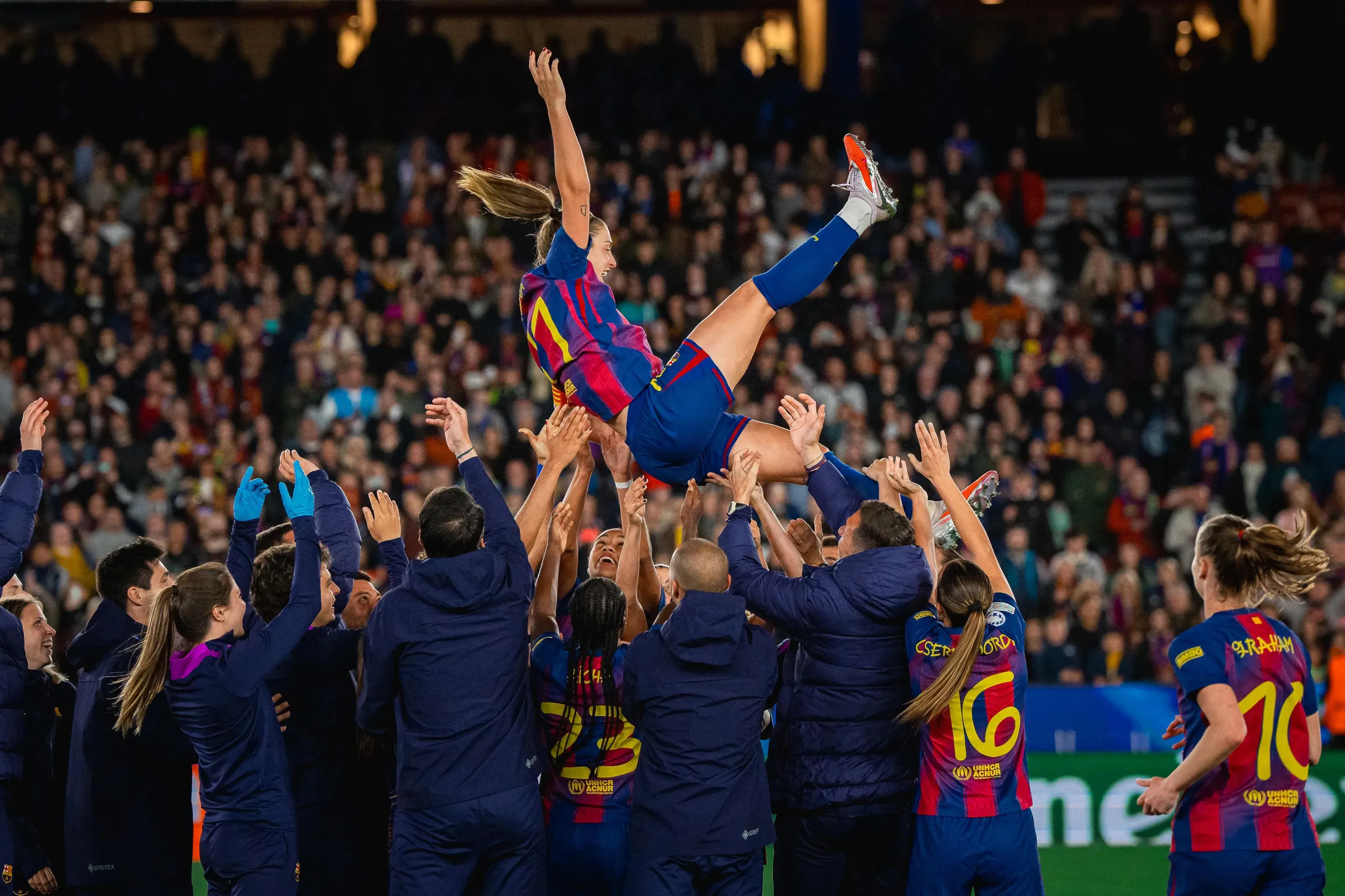 Alexia Putellas sendo prestigiada pelas suas companheiras de Barcelona - Foto: German Parga/Barcelona