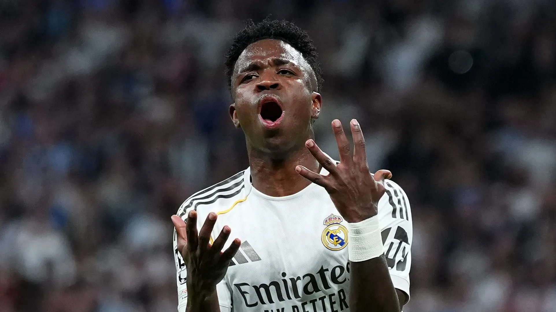 Vini Jr lamentando em campo no Real