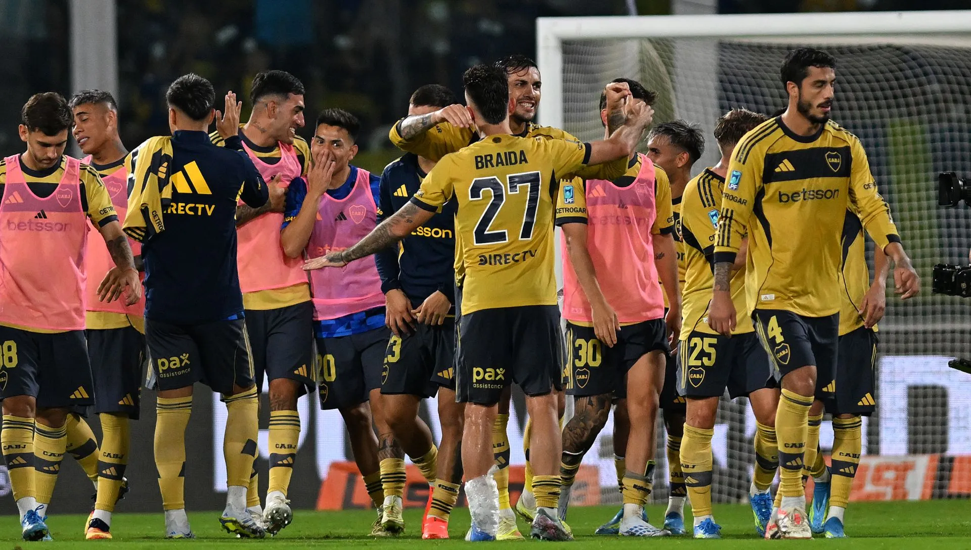 Jogadores do Boca Juniors comemoram vitória no Torneo Apertura 2026. Foto: Hernan Cortez/Getty Images