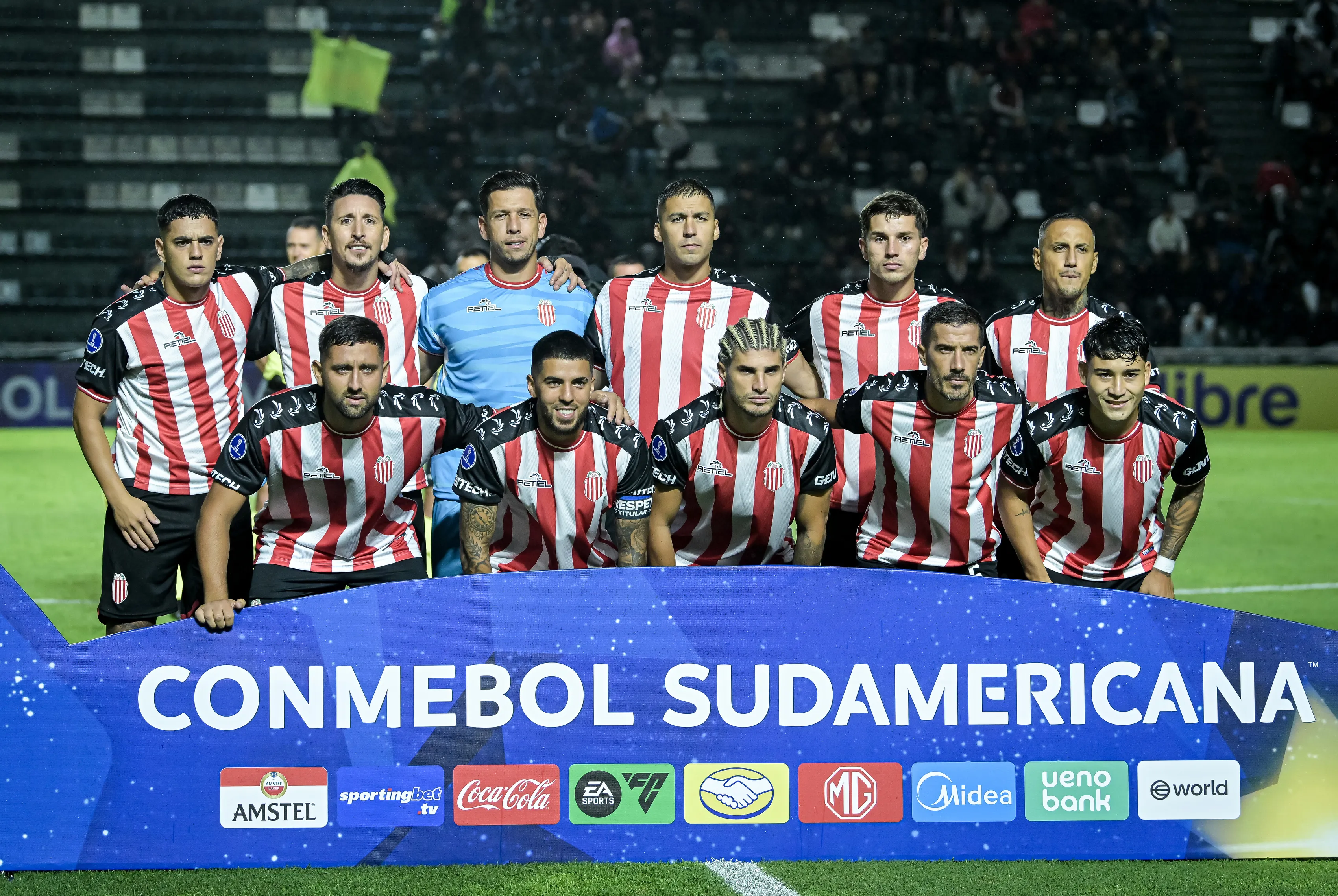 Titulares do Barracas Central para o confronto contra o Vasco. (Foto: Marcelo Endelli/Getty Images)