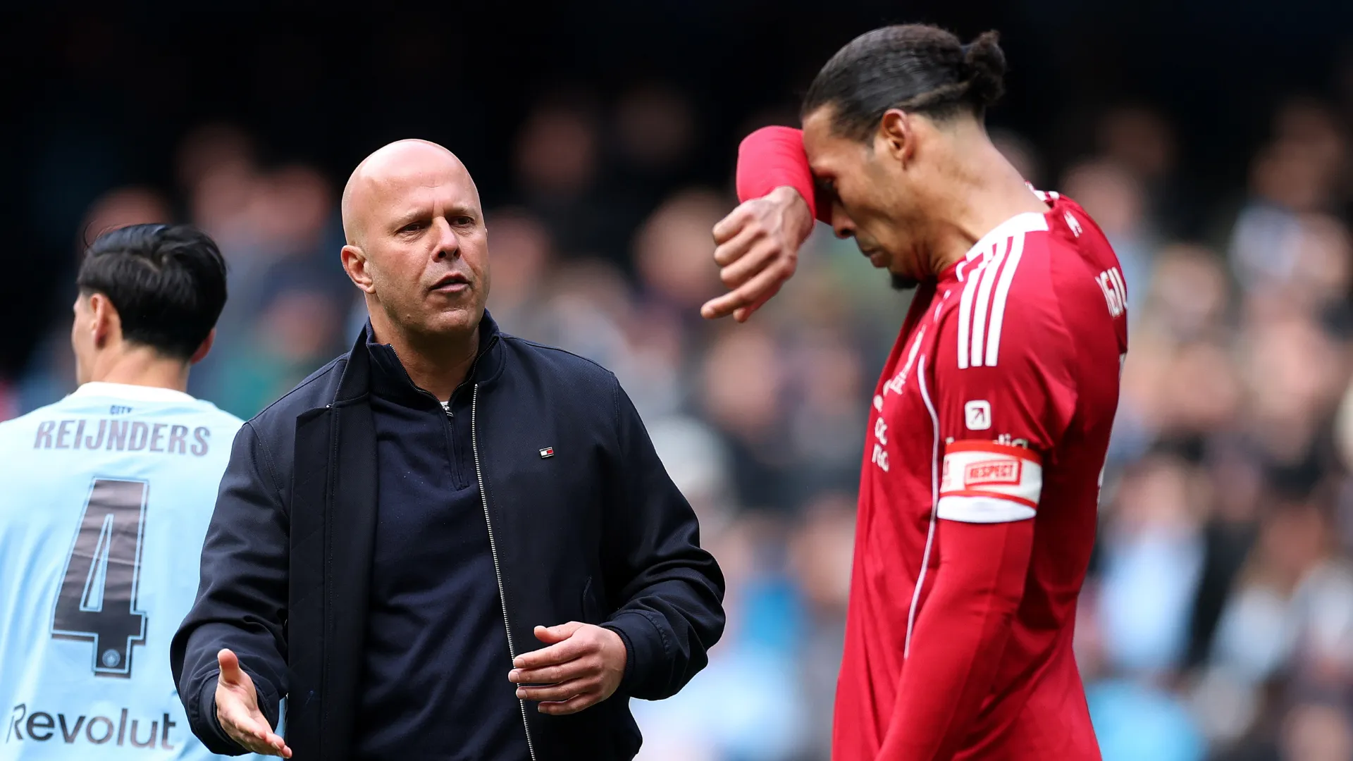 Arne Slot ao lado de Van Dijk em jogo do Liverpool