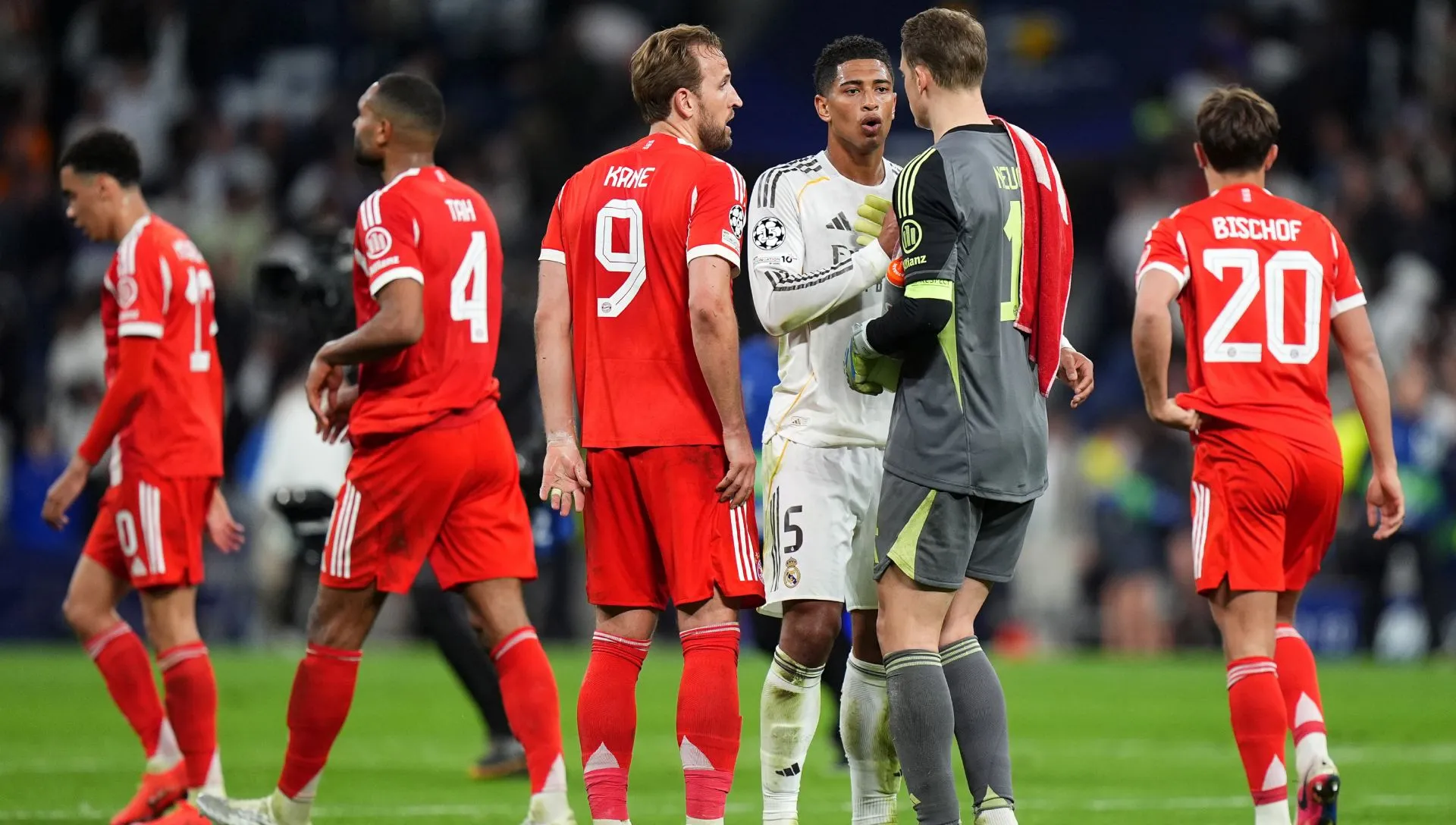 Jude Bellingham, do Real Madrid, aperta a mão de Manuel Neuer, do Bayern de Munique, após partida da Champions League. Foto: Angel Martinez/Getty Images