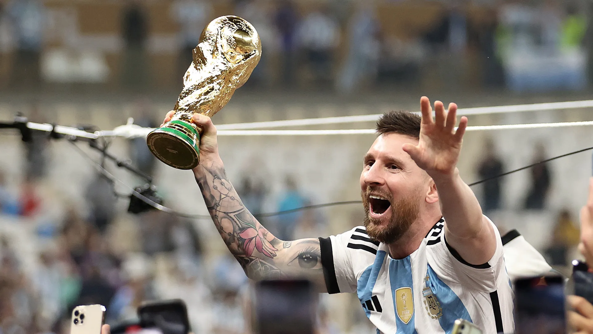 Lionel Messi com o troféu da Copa do Mundo