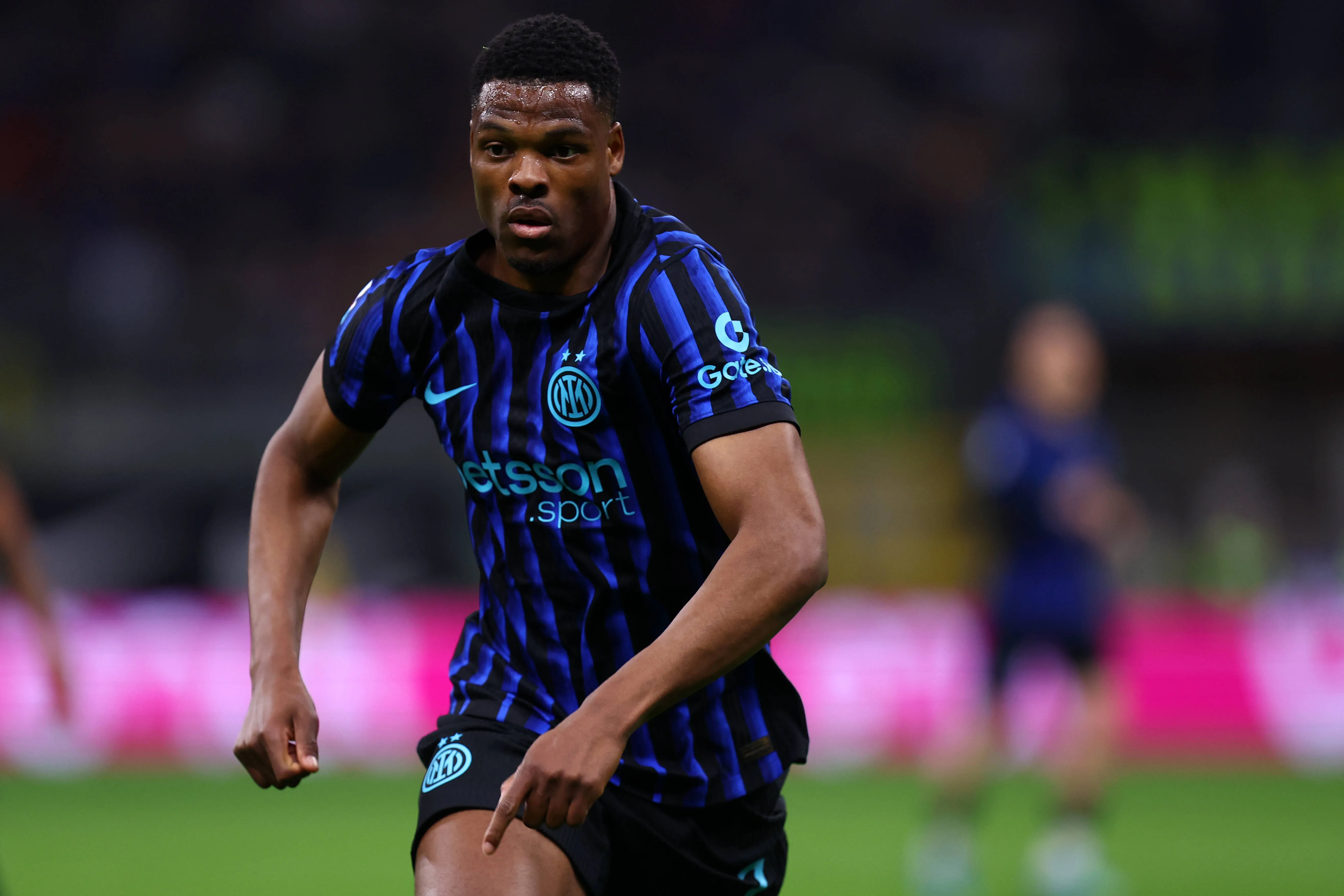 Manchester United pode apresentar uma oferta por Dumfries, segundo o L’Interista. Foto: IMAGO /&nbsp;Marco Canoniero