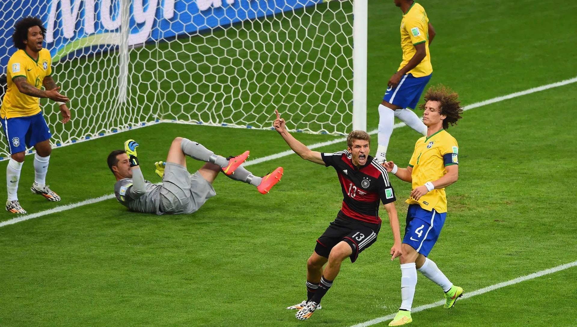 Alemanharimeiro gol de sua equipe contra Julio Cesar, do Brasil, durante a semifinal da Copa do Mundo FIFA Brasil 2014, entre Brasil e Alemanha, no Estádio Mineirao, em 8 de julho de 2014, em Belo Horizonte, Brasil. (Foto de Jamie McDonald/Getty Images)